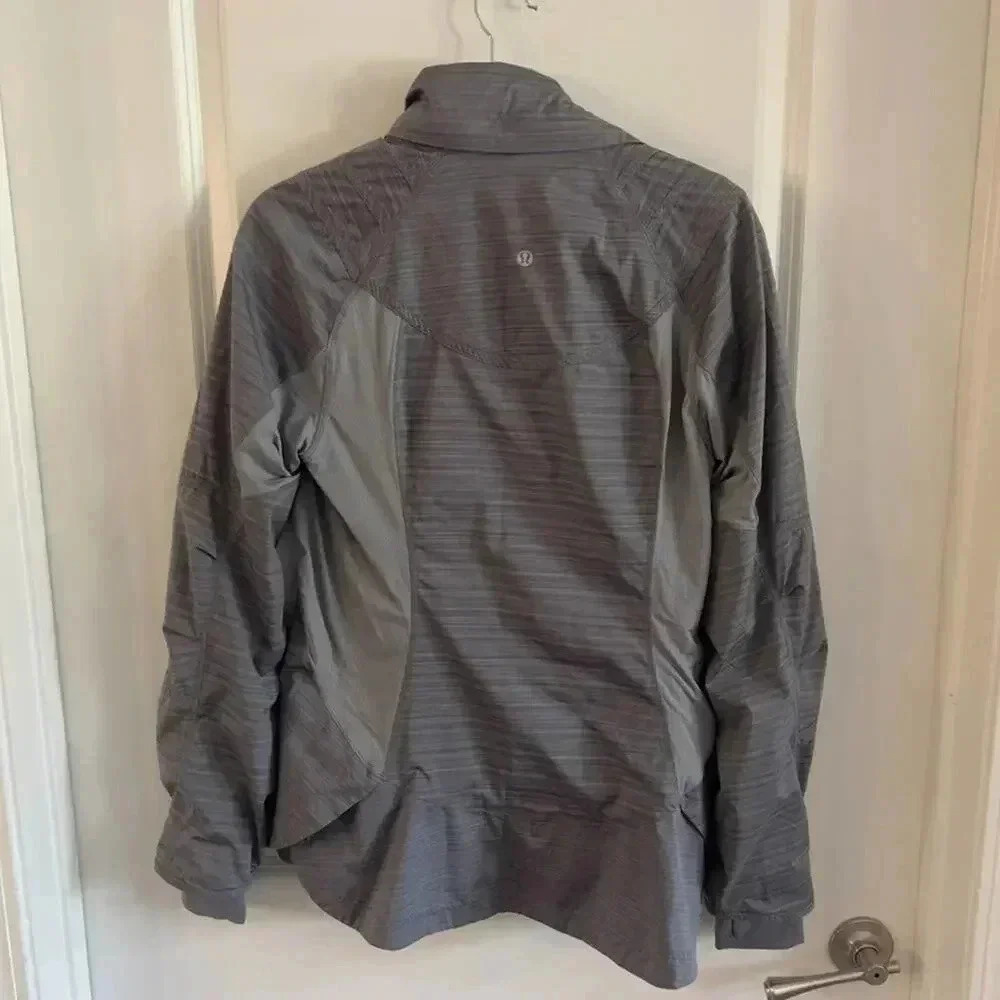 743 Lululemon Grey Hideaway Hood Coat Size 10 - Picture 4 of 4